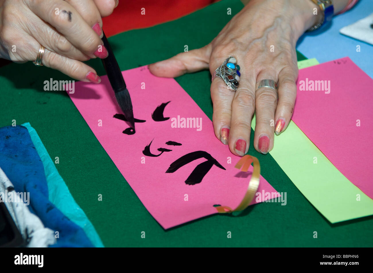 Eine japanische Frau übt die Kunst der japanischen Kalligraphie Stockfoto
