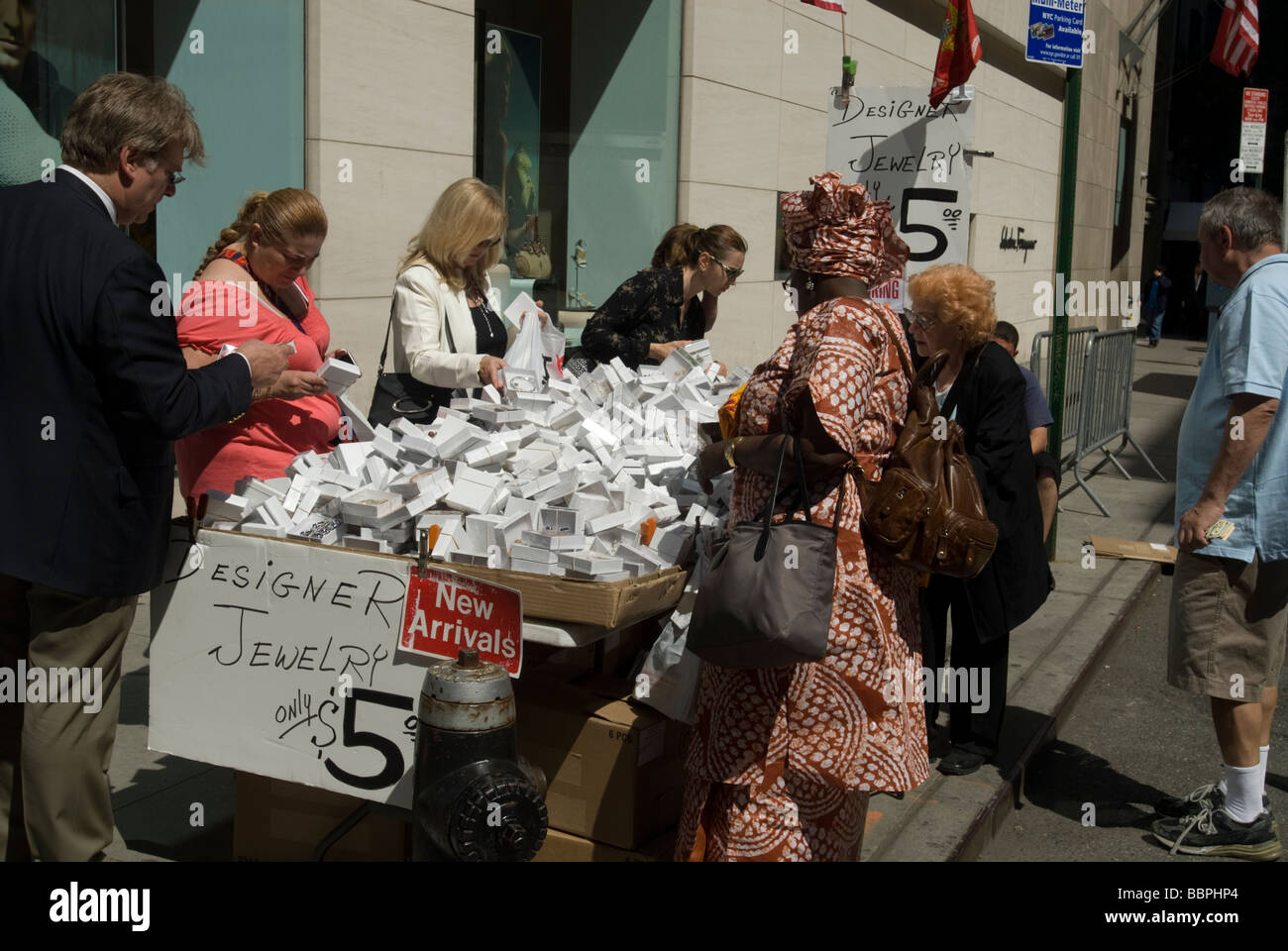 Käufer bei einem Straßenhändler Tabelle durchsuchen Modeschmuck auf der Fifth Avenue in New York Stockfoto