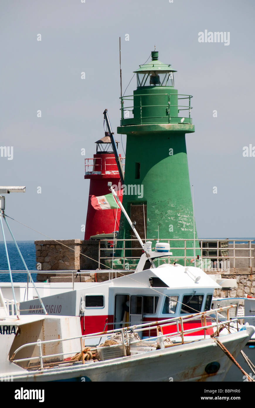 Die beiden winzigen Leuchttürme sind die Einfahrt in den Hafen auf der Insel Giglio oder Isola del Giglio vor der toskanischen Küste Stockfoto