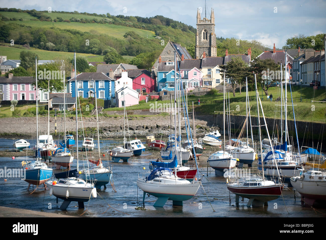 Yachten und Segelboote im Hafen von Aberaeron bei Ebbe Ceredigion Wales UK Stockfoto