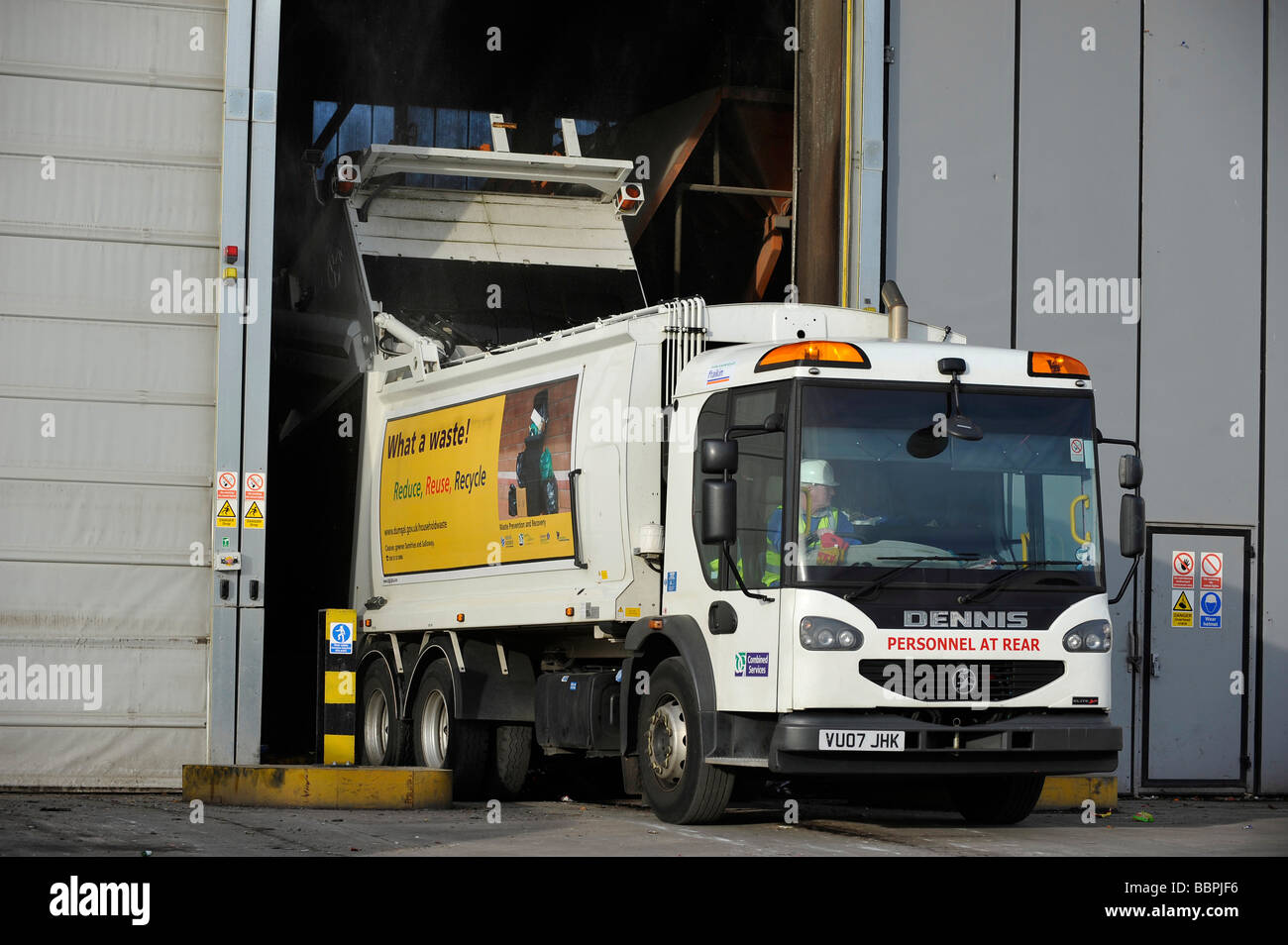 Verweigern LKW liefert Haushaltsabfall und Müll zu einer Übergabestation Stockfoto
