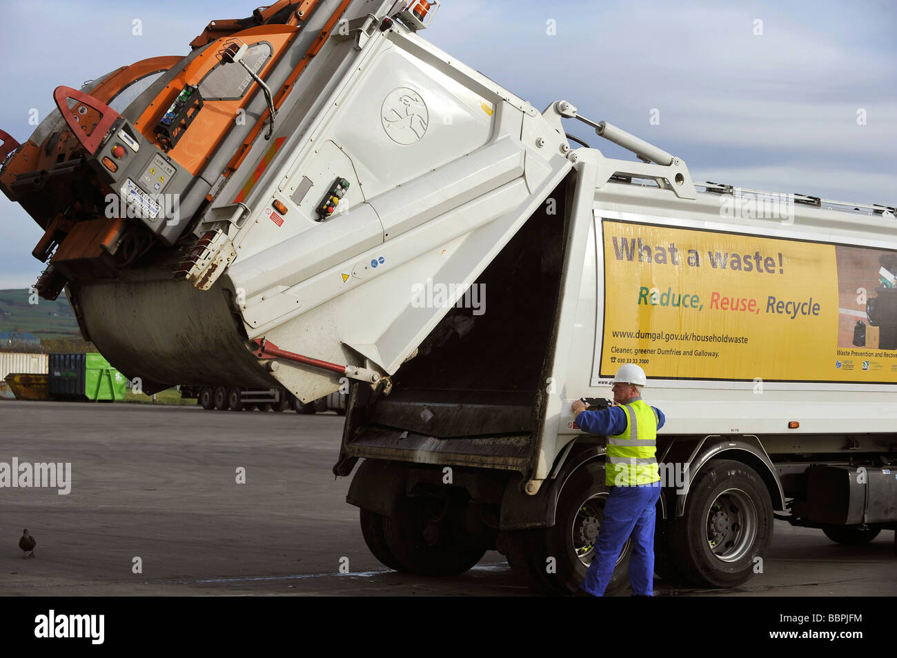 Verweigern LKW liefert Haushaltsabfall und Müll zu einer Übergabestation Stockfoto