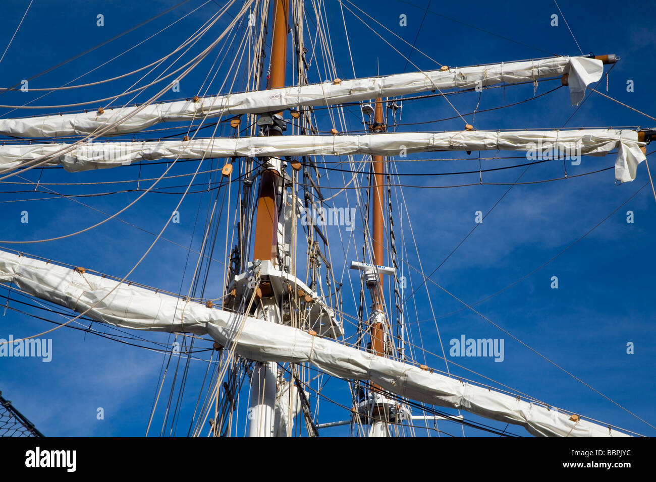 Segel und Takelage auf einem Segelschiff Stockfoto