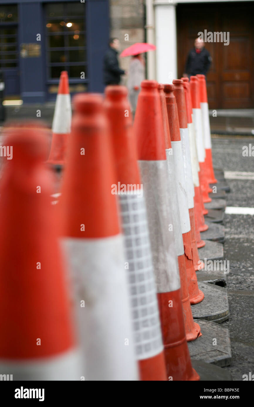 Eine gerade Linie der Leitkegel Stockfoto