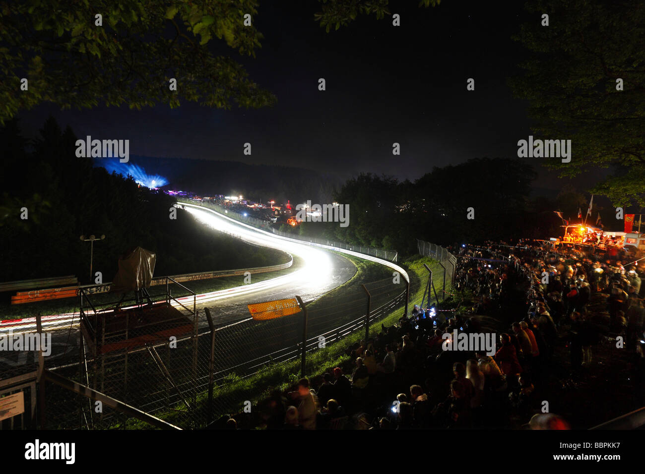 24-Stunden-Rennen auf dem Nürburgring Rennen verfolgen, Zuschauer entlang der Strecke in der Nacht im Abschnitt "Am Bruennchen" Nurburg Stockfoto
