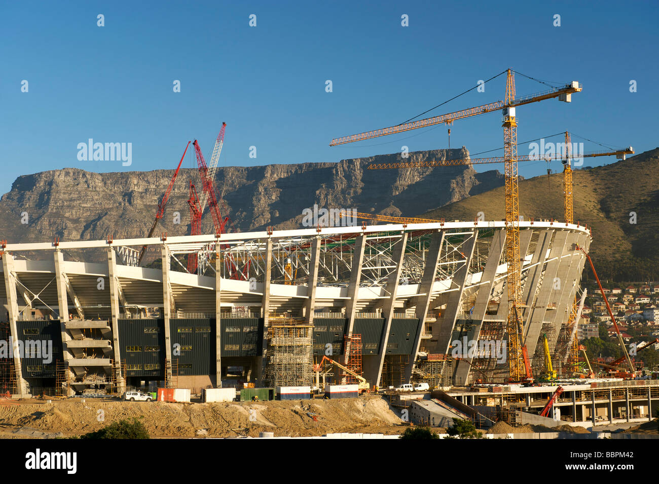 Die 2010 FIFA World Cup Soccer Stadion im Bau in Green Point, Kapstadt mit dem Tafelberg im Hintergrund. Stockfoto