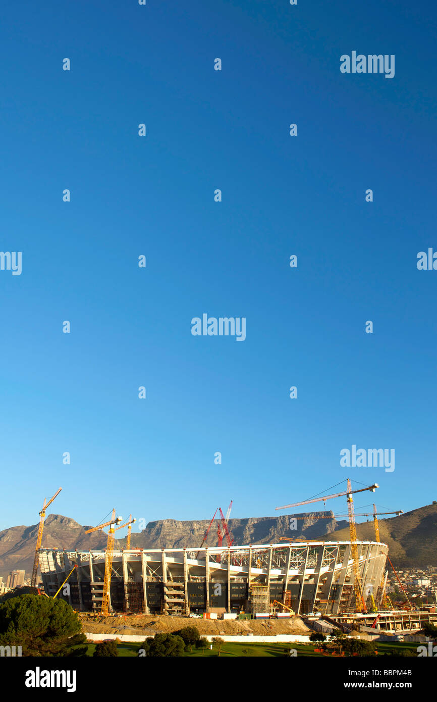 Die 2010 FIFA World Cup Soccer Stadion im Bau in Green Point, Kapstadt mit dem Tafelberg im Hintergrund. Stockfoto