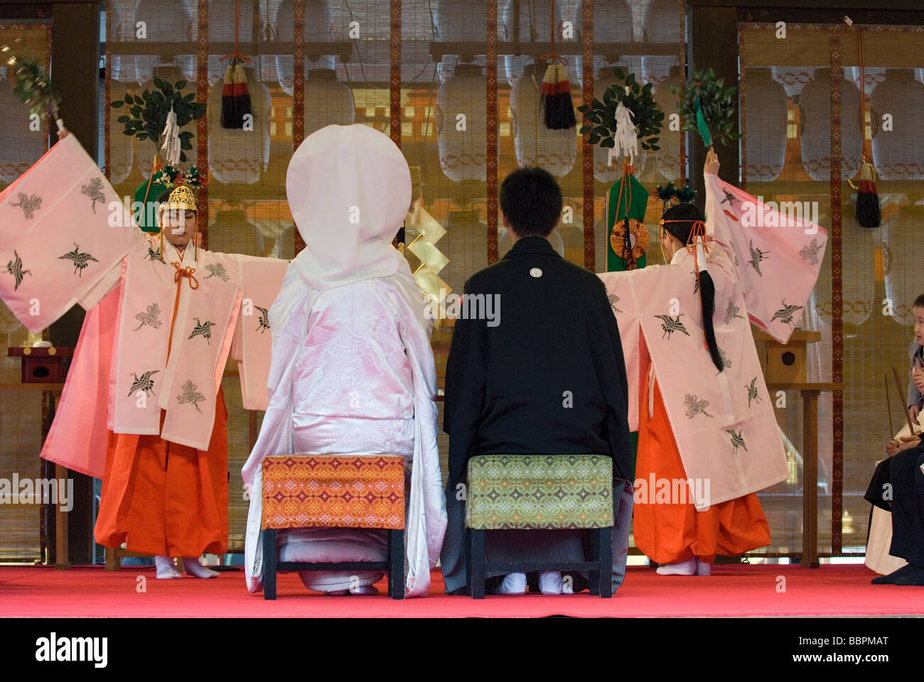 Miko Tänzerinnen für ein paar bei einer traditionellen Shinto Hochzeitszeremonie in Kyoto Japan Stockfoto