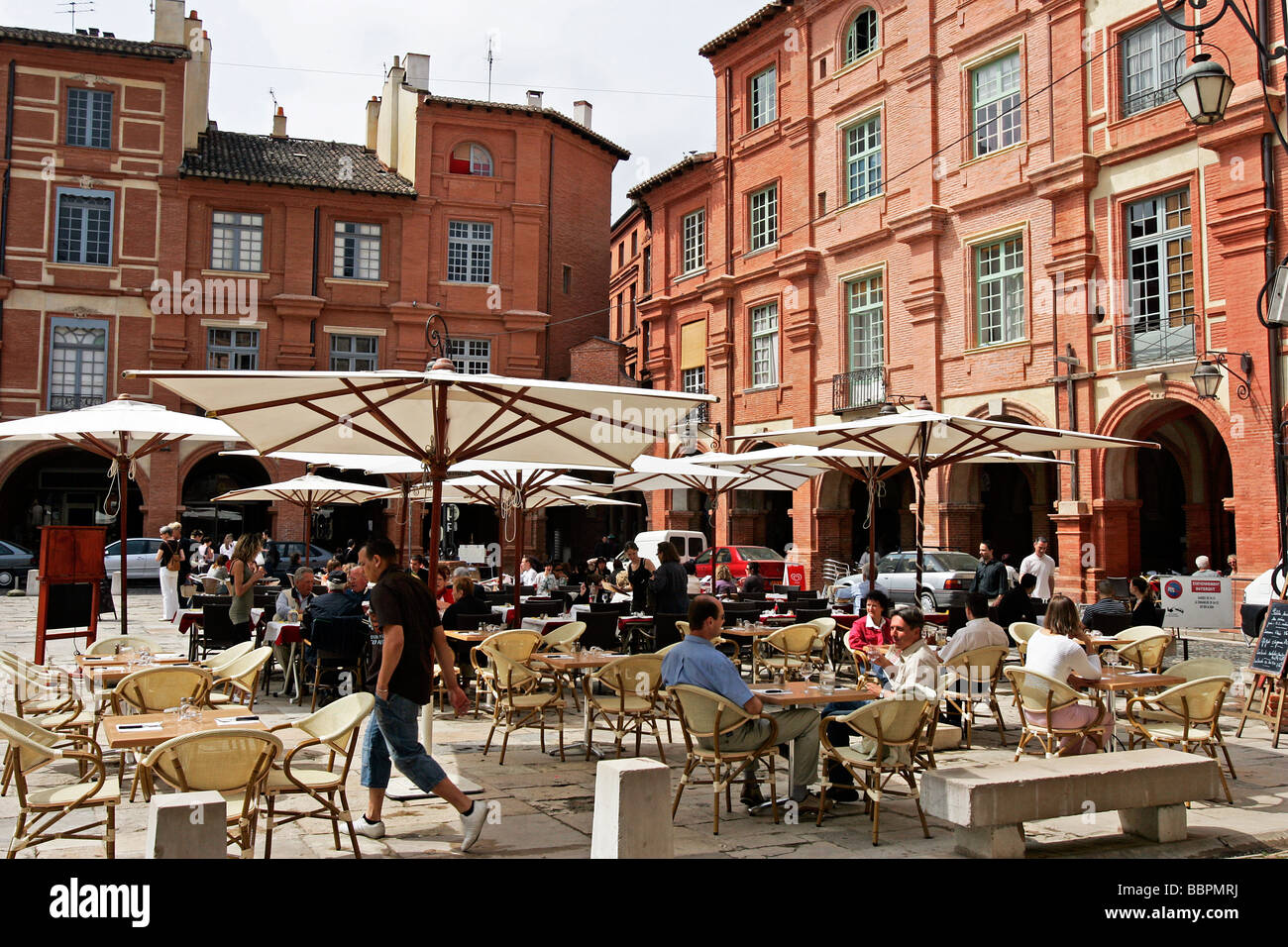 STRAßENCAFÉS UND RESTAURANTS AUF DEM PLATZ NATIONALE, STADT MONTAUBAN TARN-ET-GARONNE (82), FRANKREICH Stockfoto