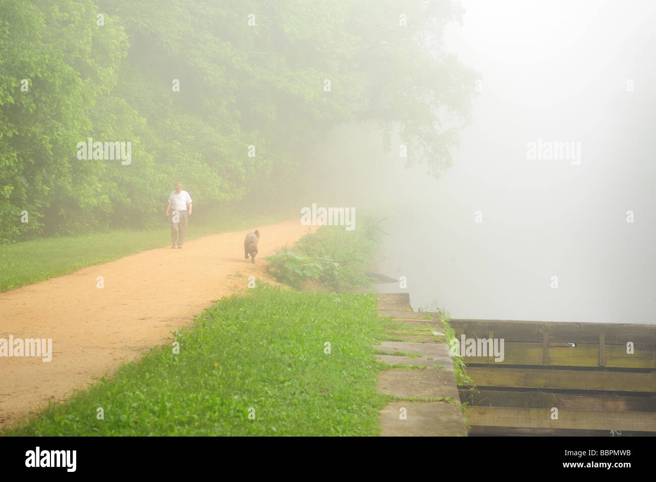 C O Canal National Historic Park Maryland Montgomery County USA zu Fuß einen Hund auf dem Treidelpfad an der Schleuse 7 Stockfoto