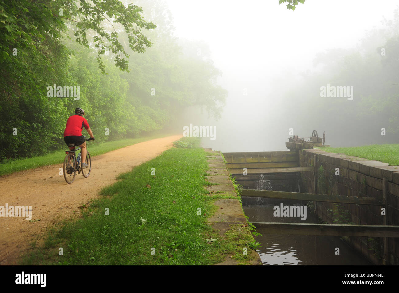 C O Canal National Historic Park Maryland Montgomery County USA Radfahren auf dem Treidelpfad an der Schleuse 7 Stockfoto