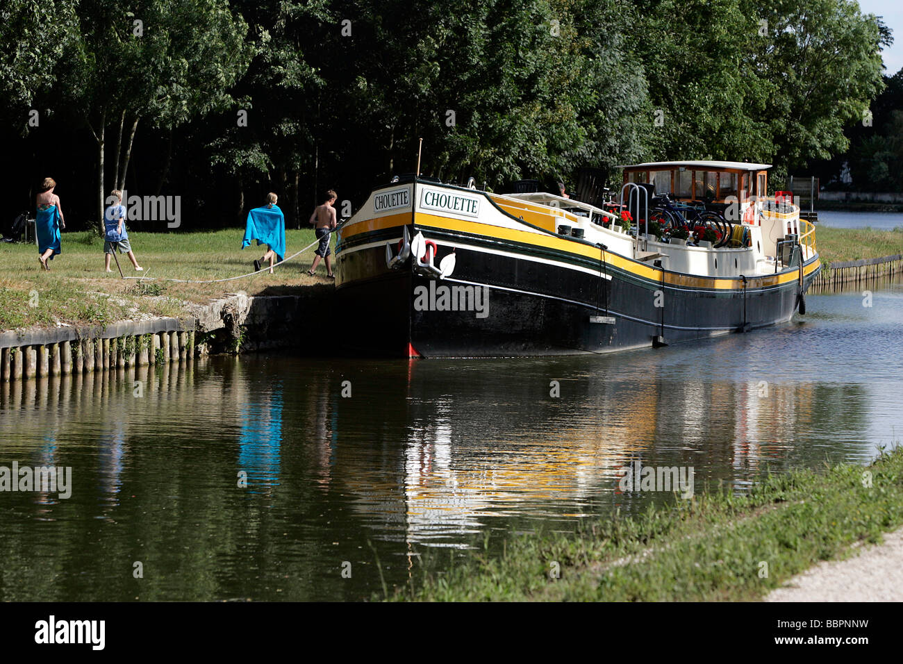 HAUSBOOT AUF DEM CANAL DU NIVERNAIS, VINCELOTTES, YONNE (89), BURGUND, FRANKREICH Stockfoto