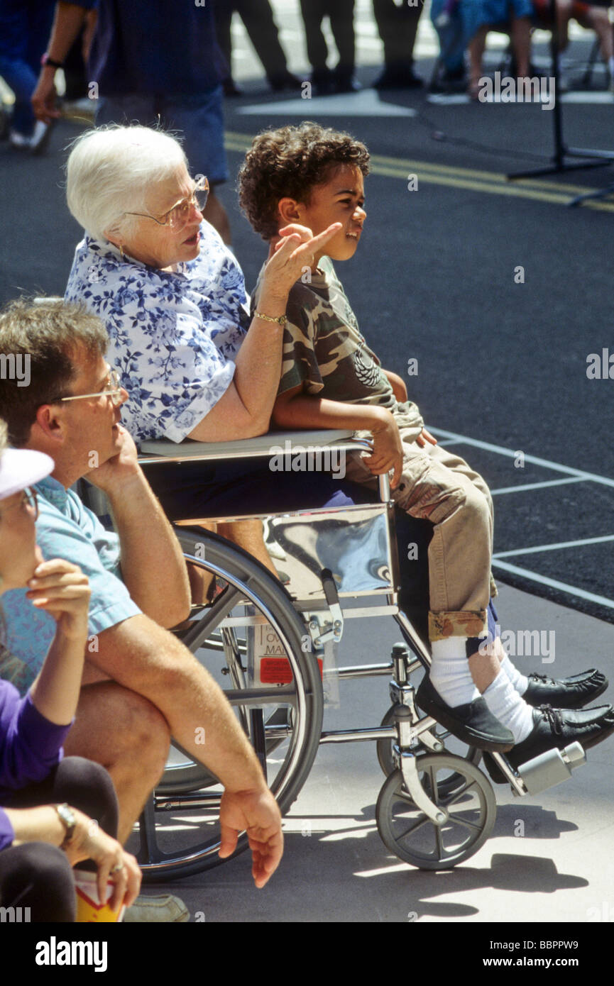 Rollstuhl Rollstuhl Handicap junge unterstützen Hilfe Hilfe lehren Beispiel können deaktivieren Sport Übung Gesundheit Liebe Umarmung Stützpunkt Stockfoto