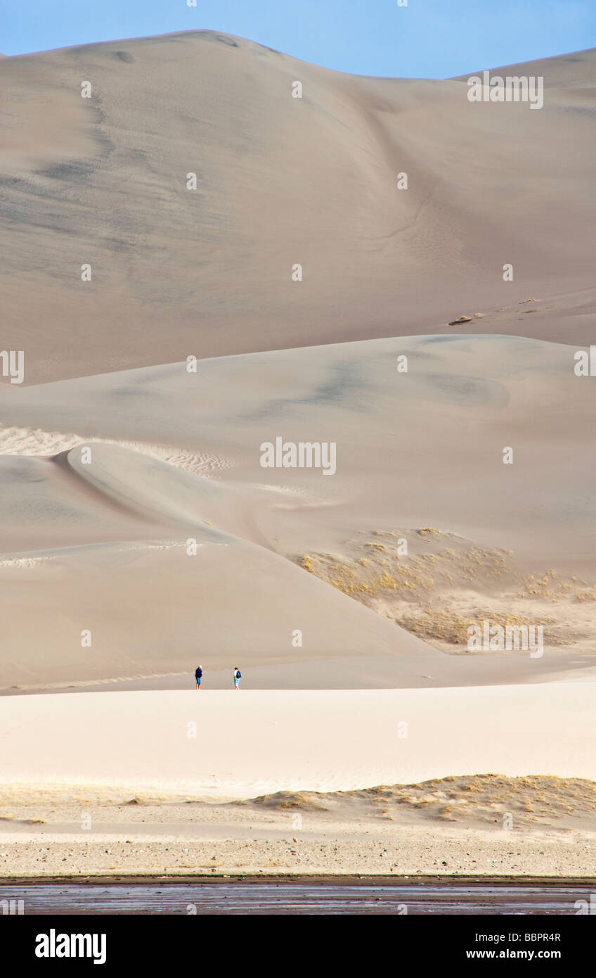 Colorado San Luis Tal Great Sand Dunes National Park zu bewahren paar über Medano Creek Wandern auf Dünen Stockfoto