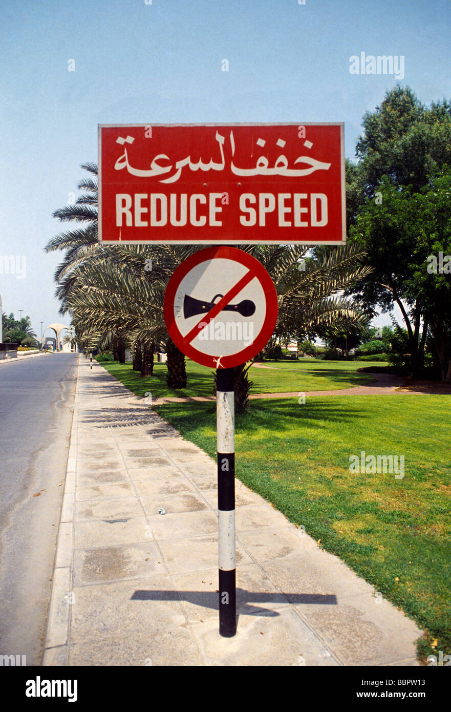 Dubai Vereinigte Arabische Emirate zweisprachiges Straßenschild reduzieren Geschwindigkeit Stockfoto