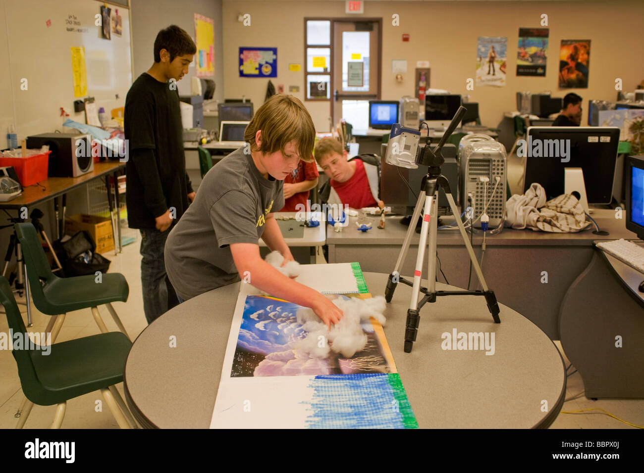 Schüler arbeiten an einer Miniatur-Tischplatte während Computer-Animation-Klasse bei einem kalifornischen Mittelschule festgelegt Stockfoto