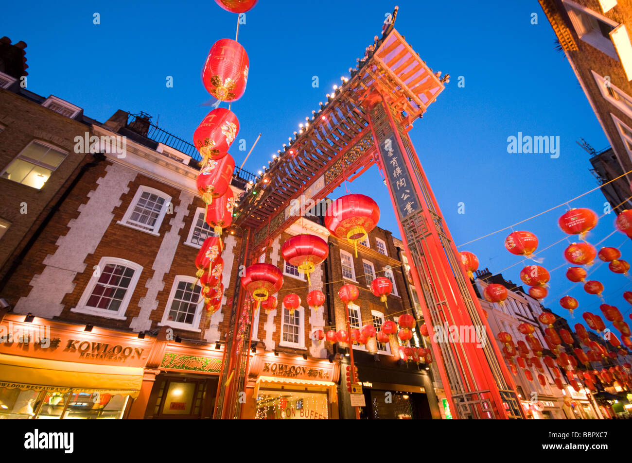 Londoner Chinatown am Abend, verziert mit roten Laternen, UK Stockfoto