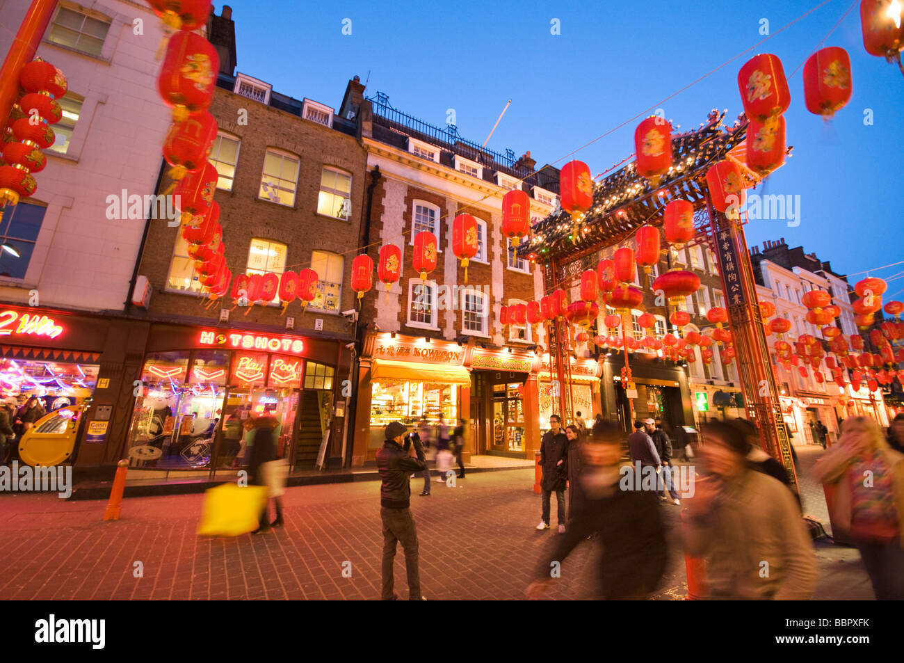 Londoner Chinatown am Abend, verziert mit roten Laternen, UK Stockfoto