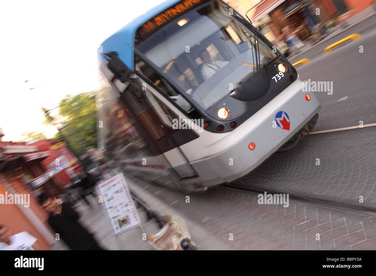 Istanbul Türkei modernen ÖPNV Netz Straßenbahn entlang Alemadar Caddesi im Bereich Sultahment der Stadt Stockfoto