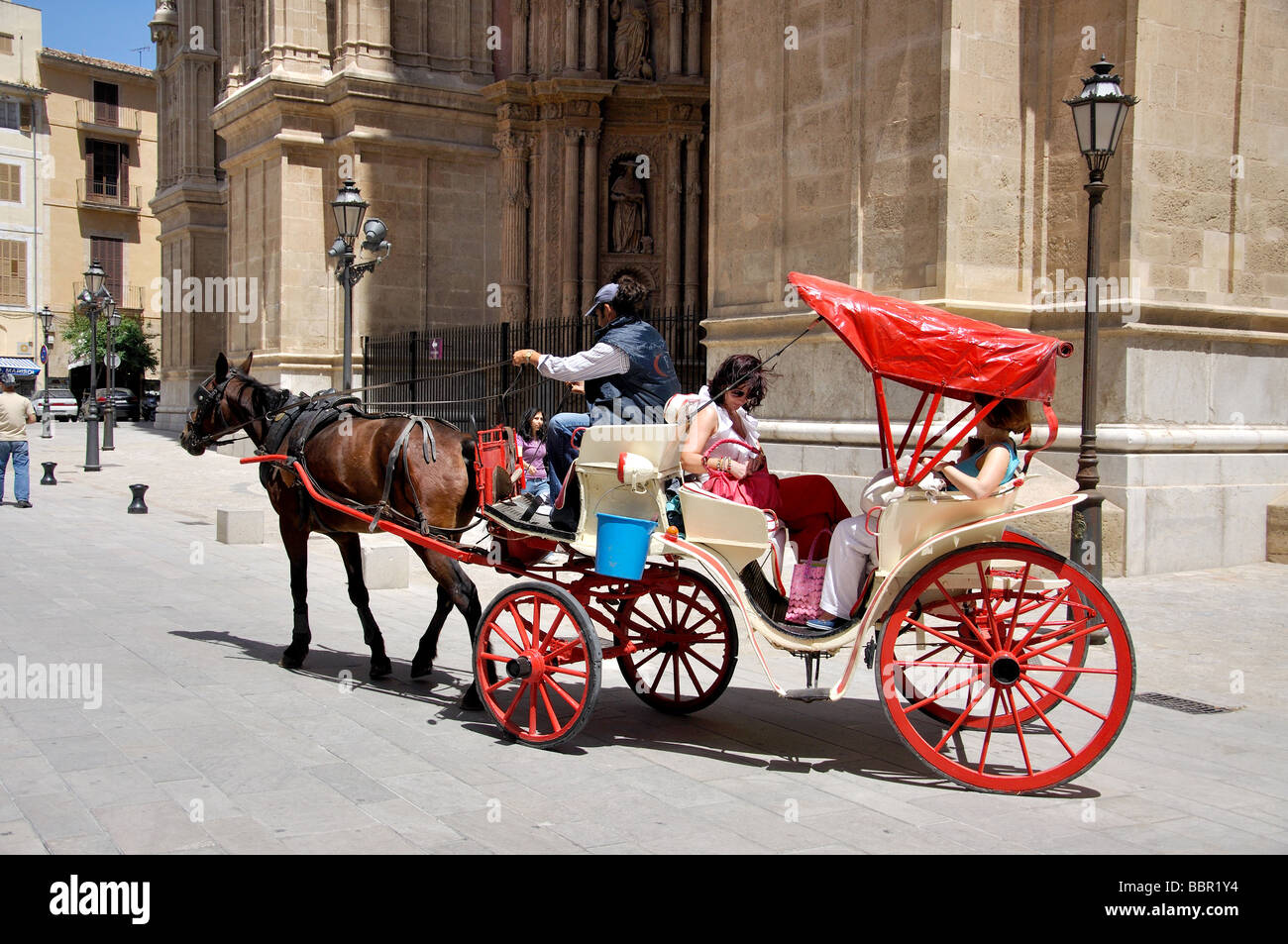 Pferdekutsche durch die Kathedrale von Palma, Palma De Mallorca, Palma Stadt, Mallorca, Balearen, Spanien Stockfoto