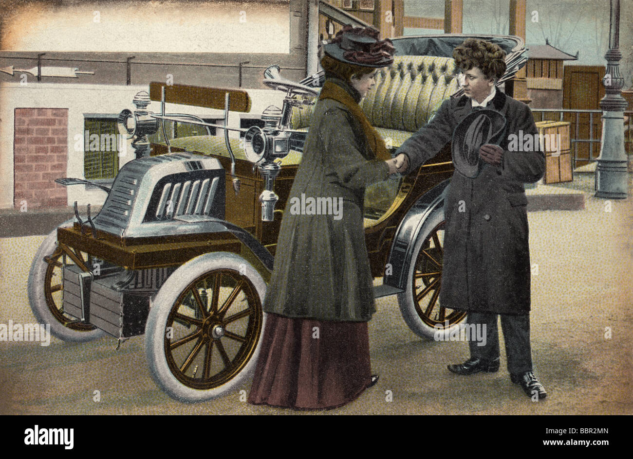Wohlhabende Edwardianerin neben einem sehr frühen Motorwagen Autos Autos (ca. 1900) mit Chauffeur, frühen Benzin Fahrzeug Fahrzeuge U.K Stockfoto