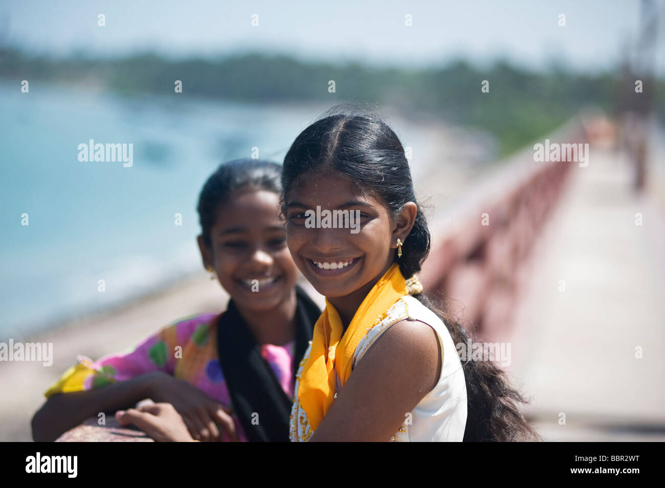 Zwei Mädchen auf der Brücke, Luftfahrttechnik, Tamil Nadu, Indien Stockfoto