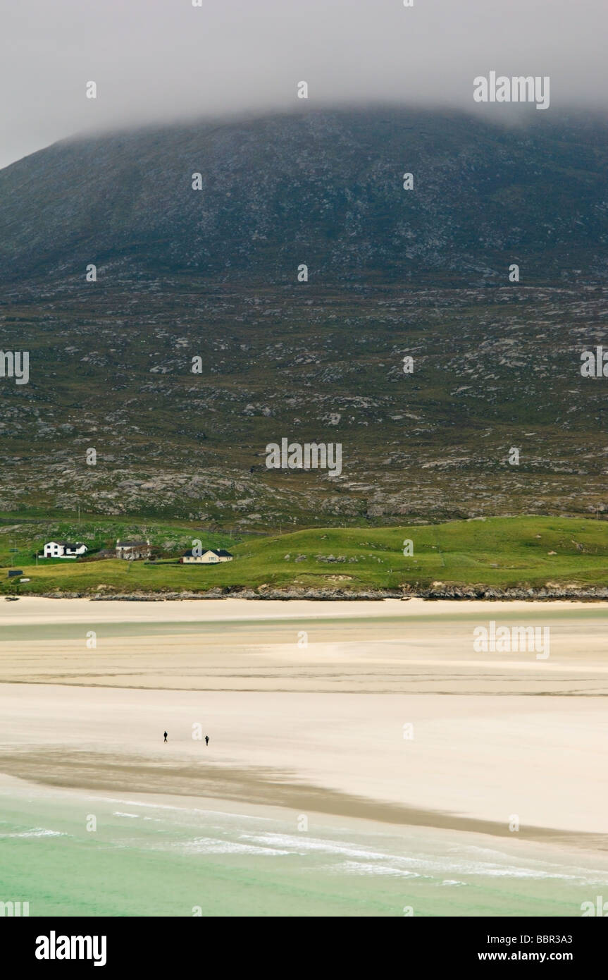 Zwei Figuren, die zu Fuß auf Luskentyre Strand bei Ebbe, Isle of Harris, Schottland, Großbritannien Stockfoto