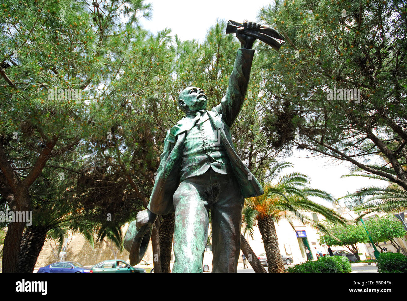 Malta. Statue von Manwel Dimech außerhalb der Auberge de Kastilien, Valletta. 2009. Stockfoto