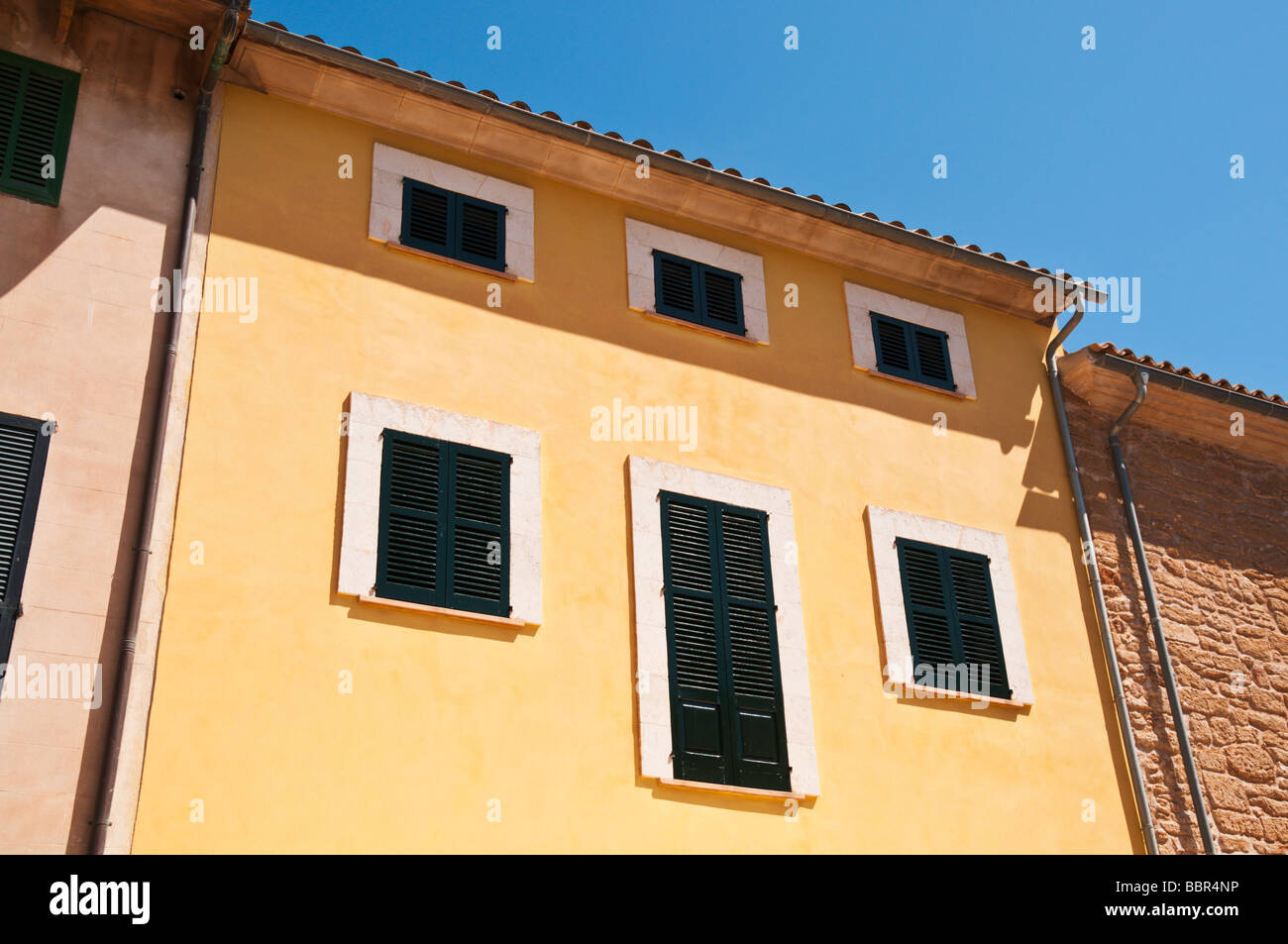 Ein buntes Haus in der Altstadt von Alcudia, Mallorca, Spanien Stockfoto