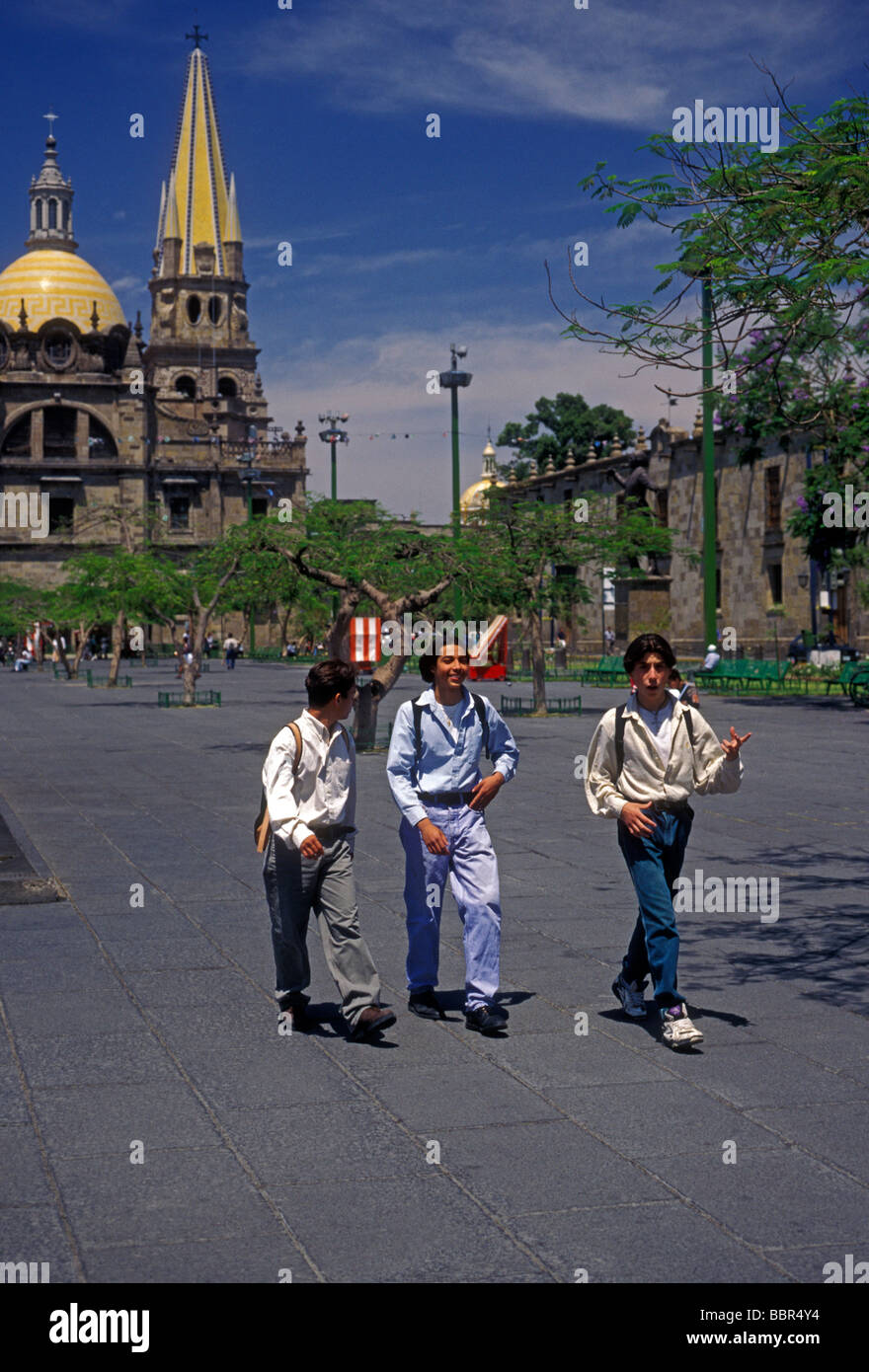 3, 3, Mexikaner, Mexikanisch, jungen mexikanischen Jungen, Jugendliche, Teenager, Jugendliche, Studenten, Wandern, Fußgängerzone, Guadalajara, Jalisco, Mexiko Stockfoto