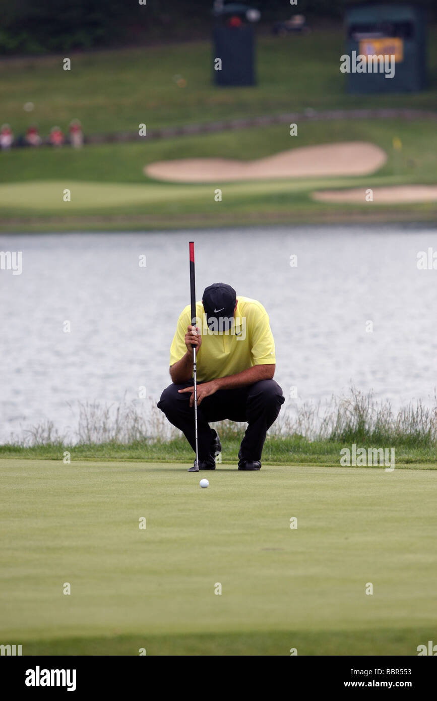 Ein Profi-Golfer meditiert vor einer Aufnahme. Stewart Cink auf dem 17. Loch des seine letzte Runde Reisende Meisterschaft Stockfoto