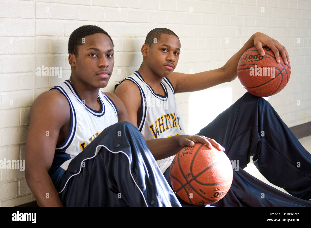 Zwei High-School-Basketball-Spieler an einem Technical High School in Connecticut, USA Stockfoto
