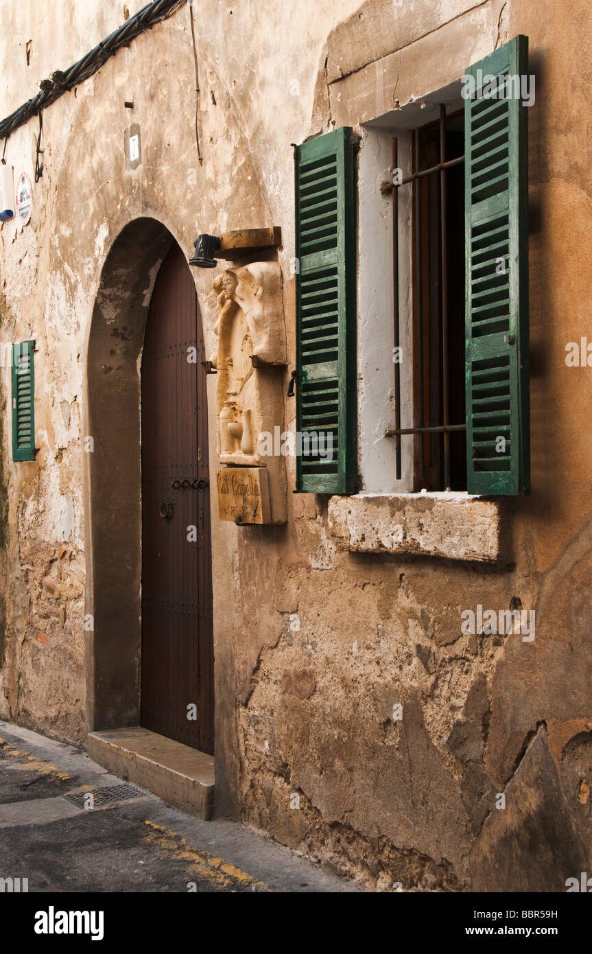 Ein altes Gebäude in der Stadt von Pollensa, Mallorca, Spanien. Stockfoto