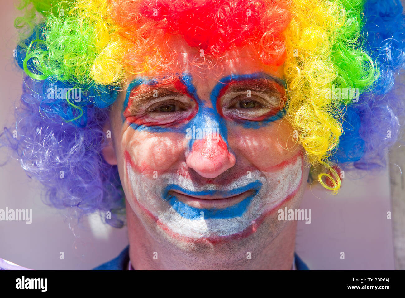Ein Mann verkleidet als Clown Ilfracome UK Stockfoto