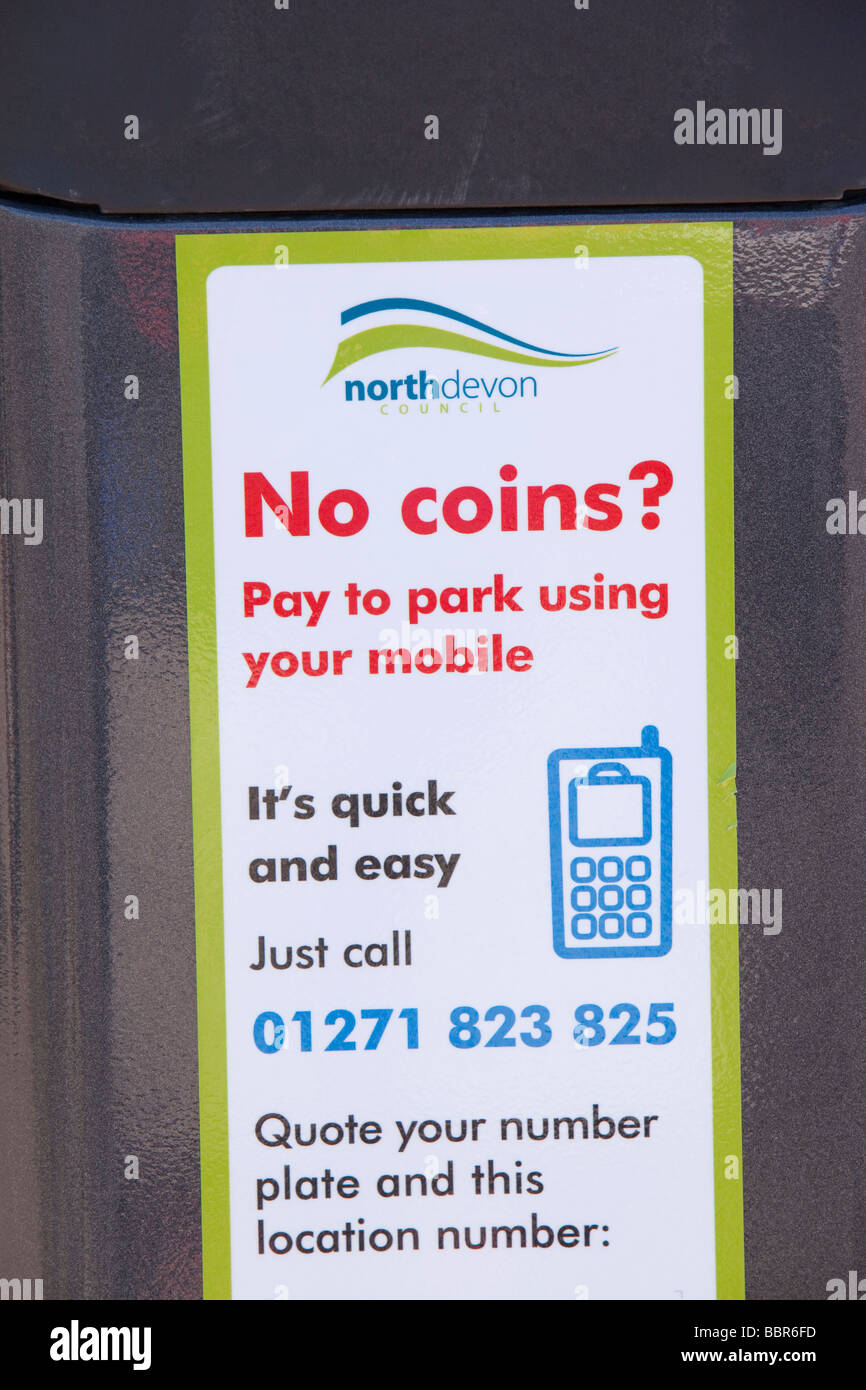 Ein Zeichen auf ein Auto Parkuhr in Ilfracombe Devon UK zeigt, wie Sie bezahlen per Handy Stockfoto