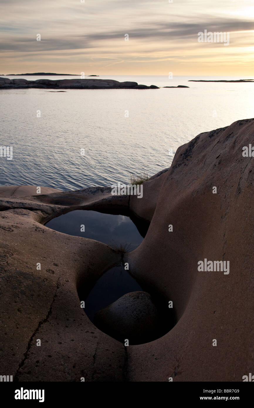 Felsenbad in roten Granitfelsen, gebildet während der Eiszeit Stockfoto