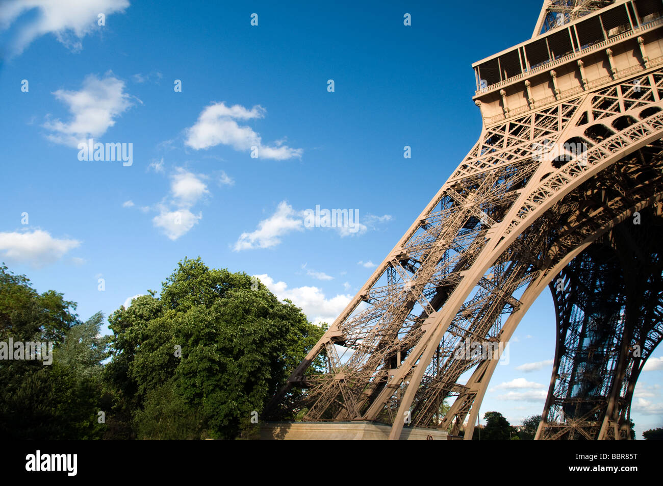 Eiffel-Turm-Basis mit Bäume blauen Himmel auf dem Champ de mars Paris Frankreich Europa Stockfoto