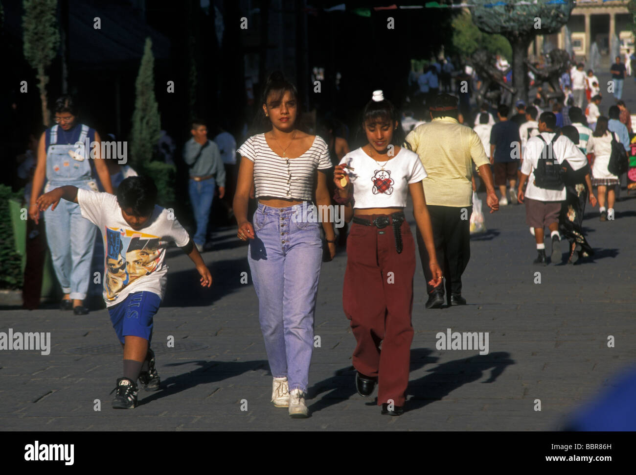 Mexikanische Volk, jugendlich Mädchen, Teenager, Jugendliche, Mädchen, Wandern, Plaza Tapatia, Guadalajara, Jalisco, Mexiko Stockfoto