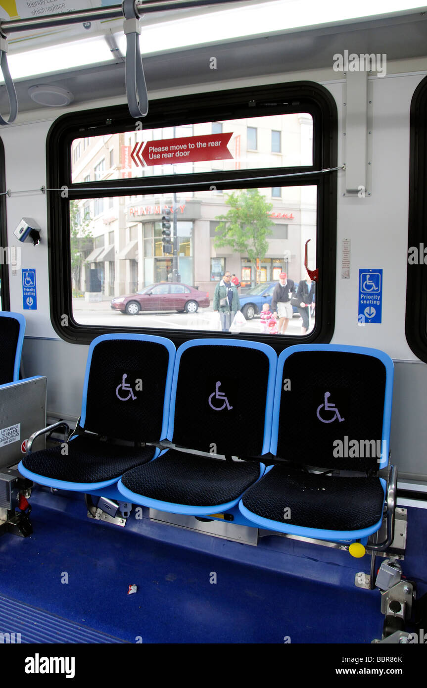 Behindertensitzen auf einem Bus für ältere und behinderte Menschen Stockfoto