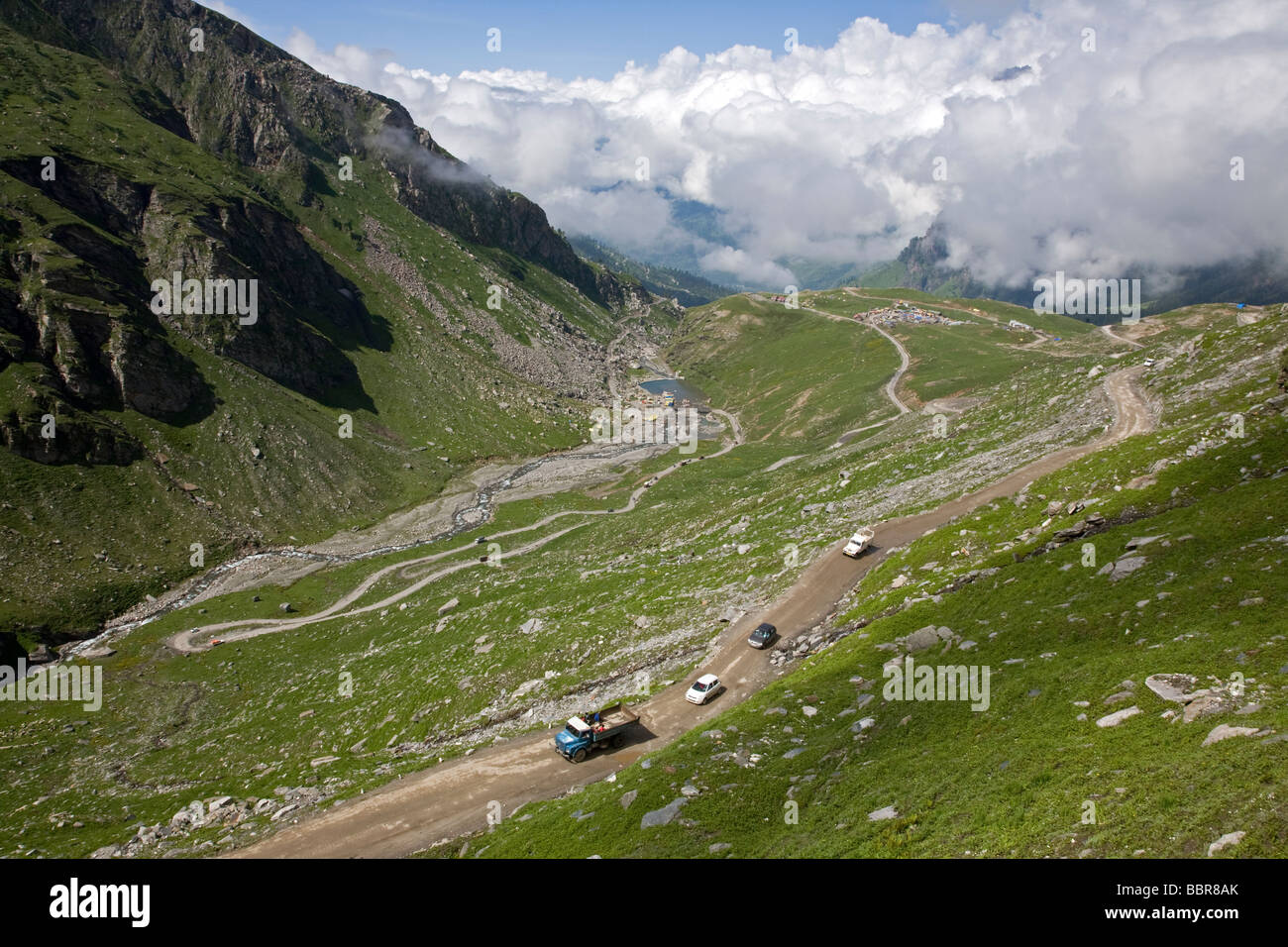 LKW und PKW in der Nähe von Rohtang Pass. Manali-Leh-Straße. Himachal Pradesh. Indien Stockfoto