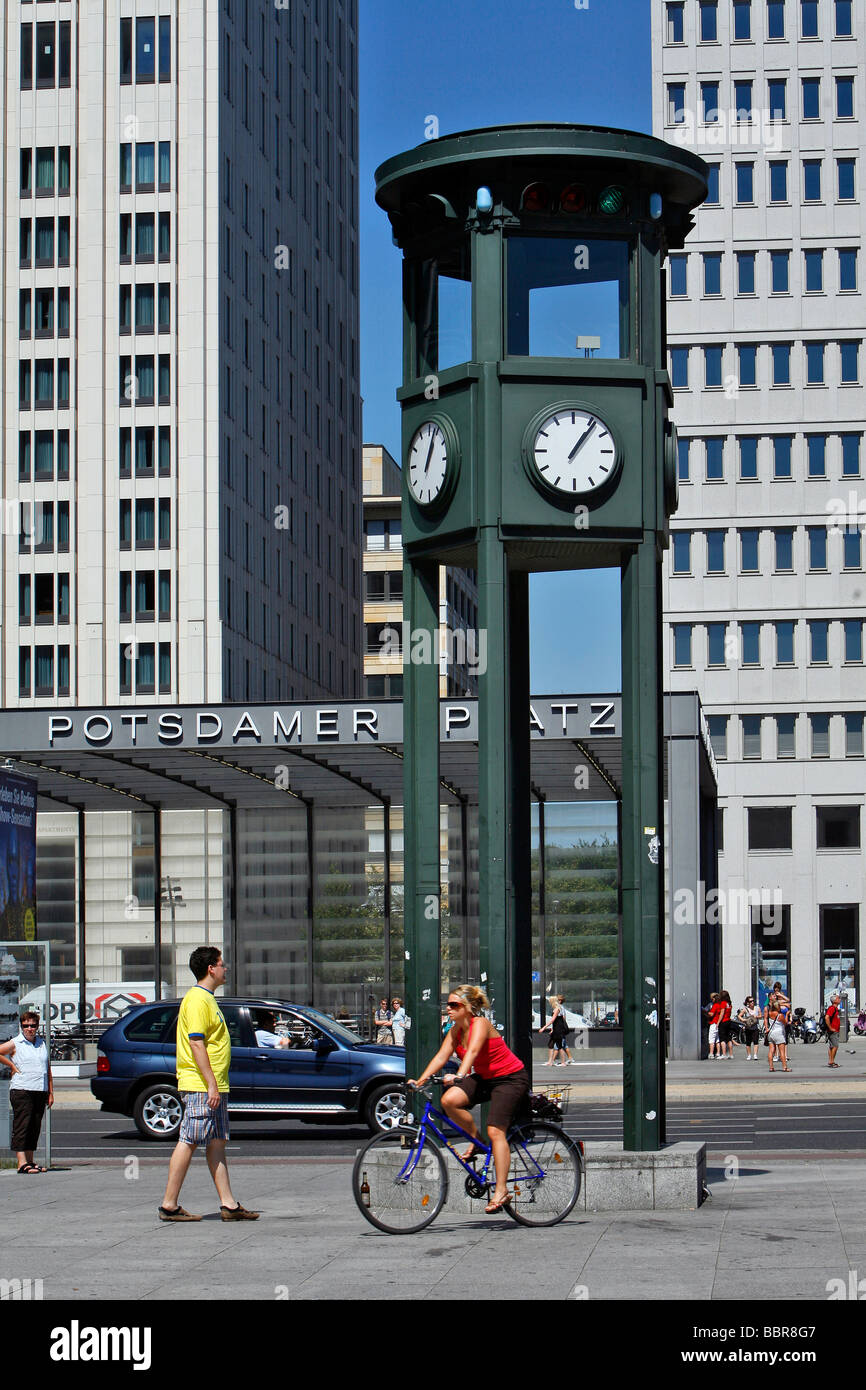 REPLIK EINER AMPEL AB 1925, EINES DER ERSTEN IN EUROPA, POTSDAMER PLATZ, BERLIN, DEUTSCHLAND Stockfoto