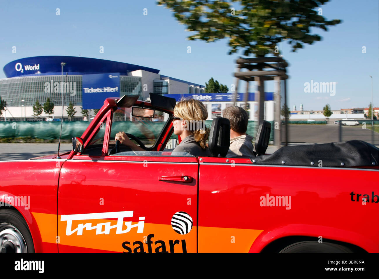 PAAR TOURING BERLIN IN EINEM TRABANT, DAS FAMILIE AUTO DER EX-DDR WERDEN EIN KULTAUTO TRABI-SAFARI UND O2 WORLD, BERLIN, DEUTSCHLAND Stockfoto