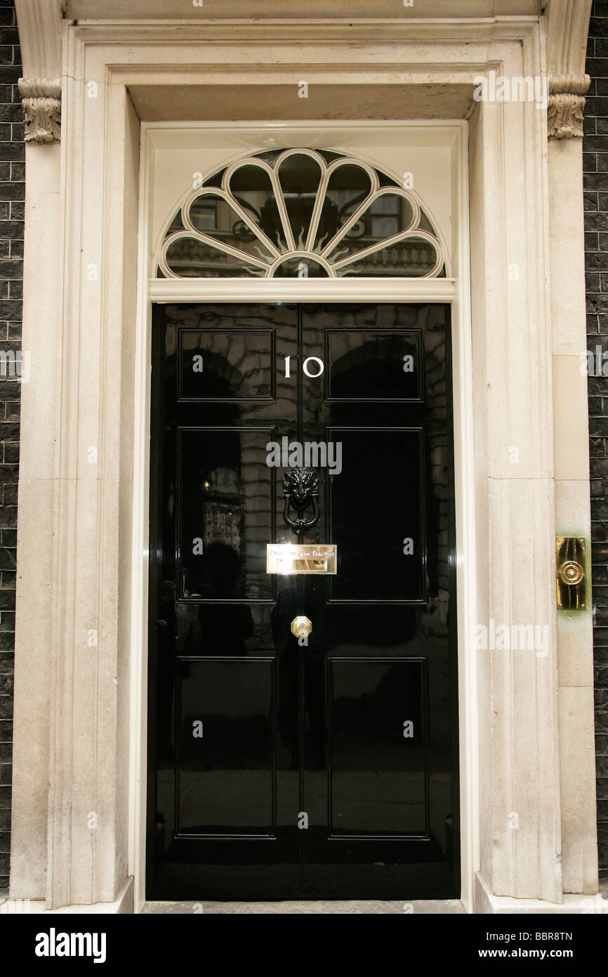 Die vordere Tür des Number 10 Downing Street Prime Minister Wohnort London, England, UK Stockfoto