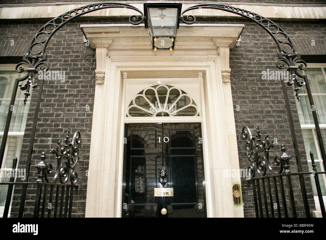 Die vordere Tür des Number 10 Downing Street Prime Minister Wohnort London, England, UK Stockfoto