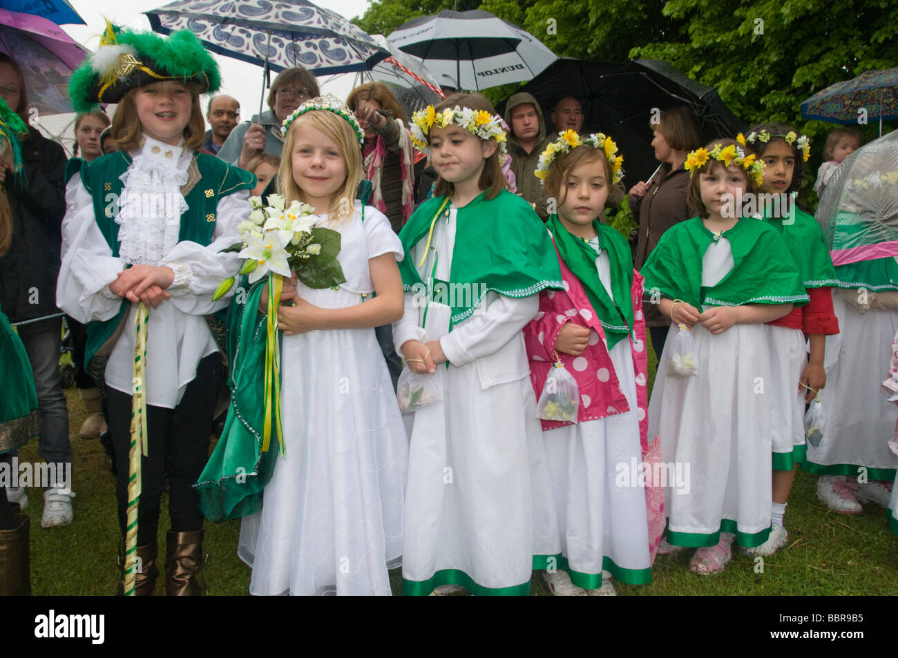 Green Street Green May Queen Group bei Pratts unten Dorffest mit Blumen und Blumen Kopfschmuck Stockfoto