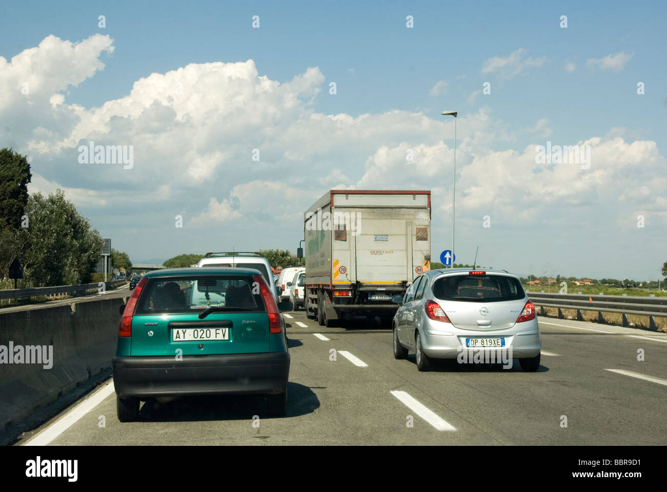 Querneigung, Ferienverkehr in Italien mit PKW und LKW vor Stockfoto