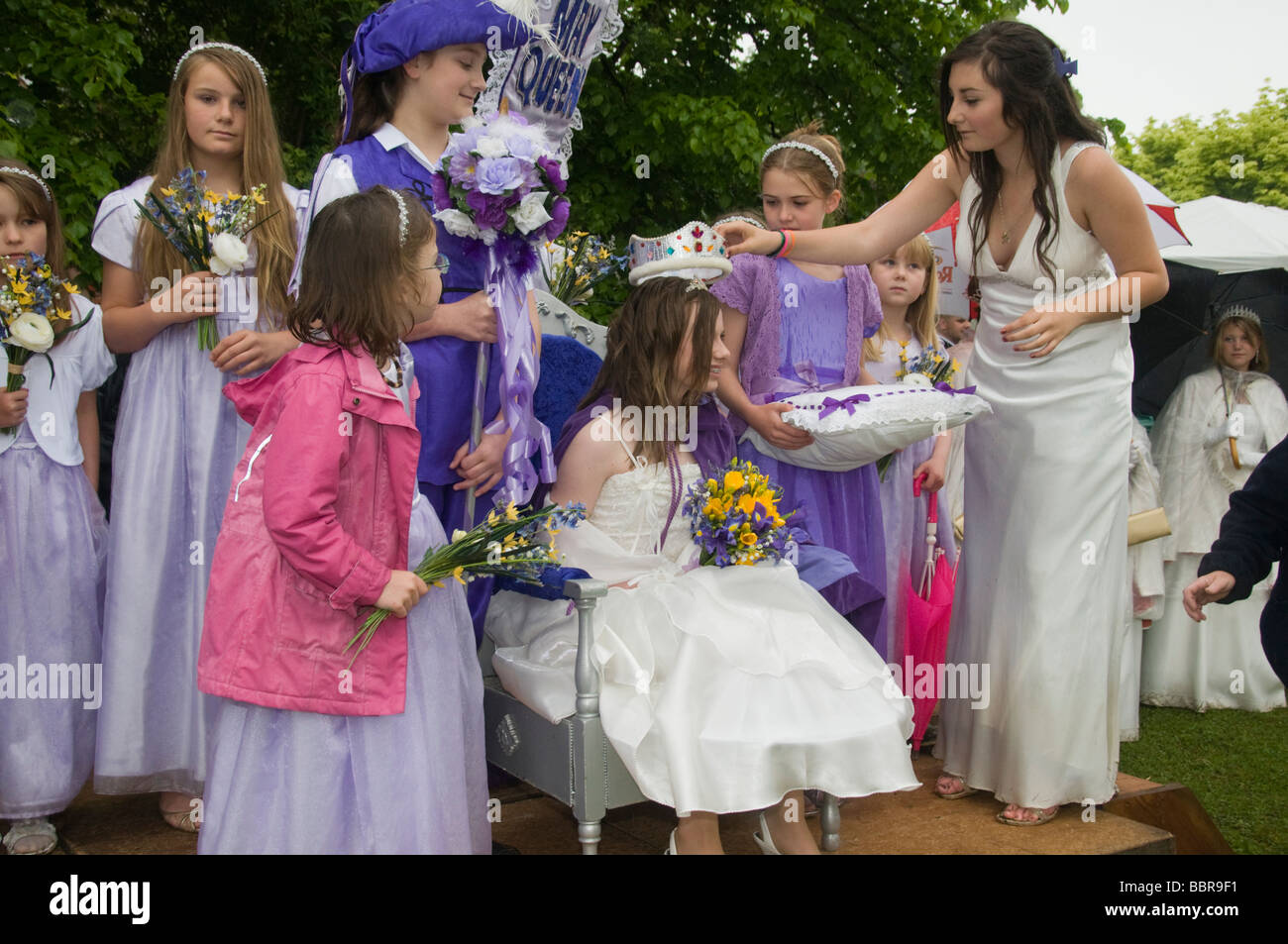 Gekrönt wird die Pratts unten May Queen auf dem Dorffest Stockfoto