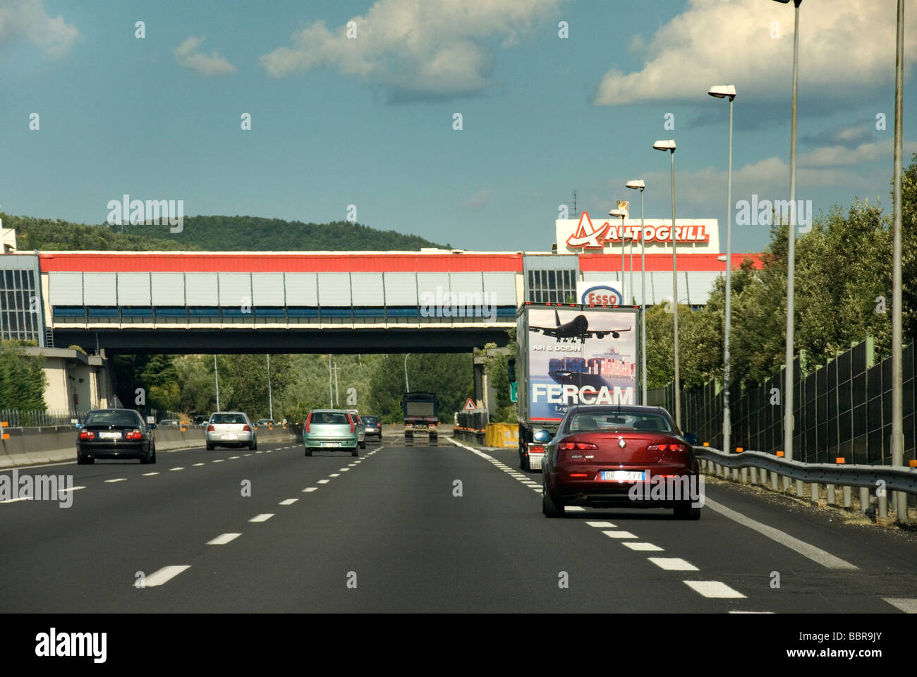 Autos auf der italienischen autobahn Fotos und Bildmaterial in hoher