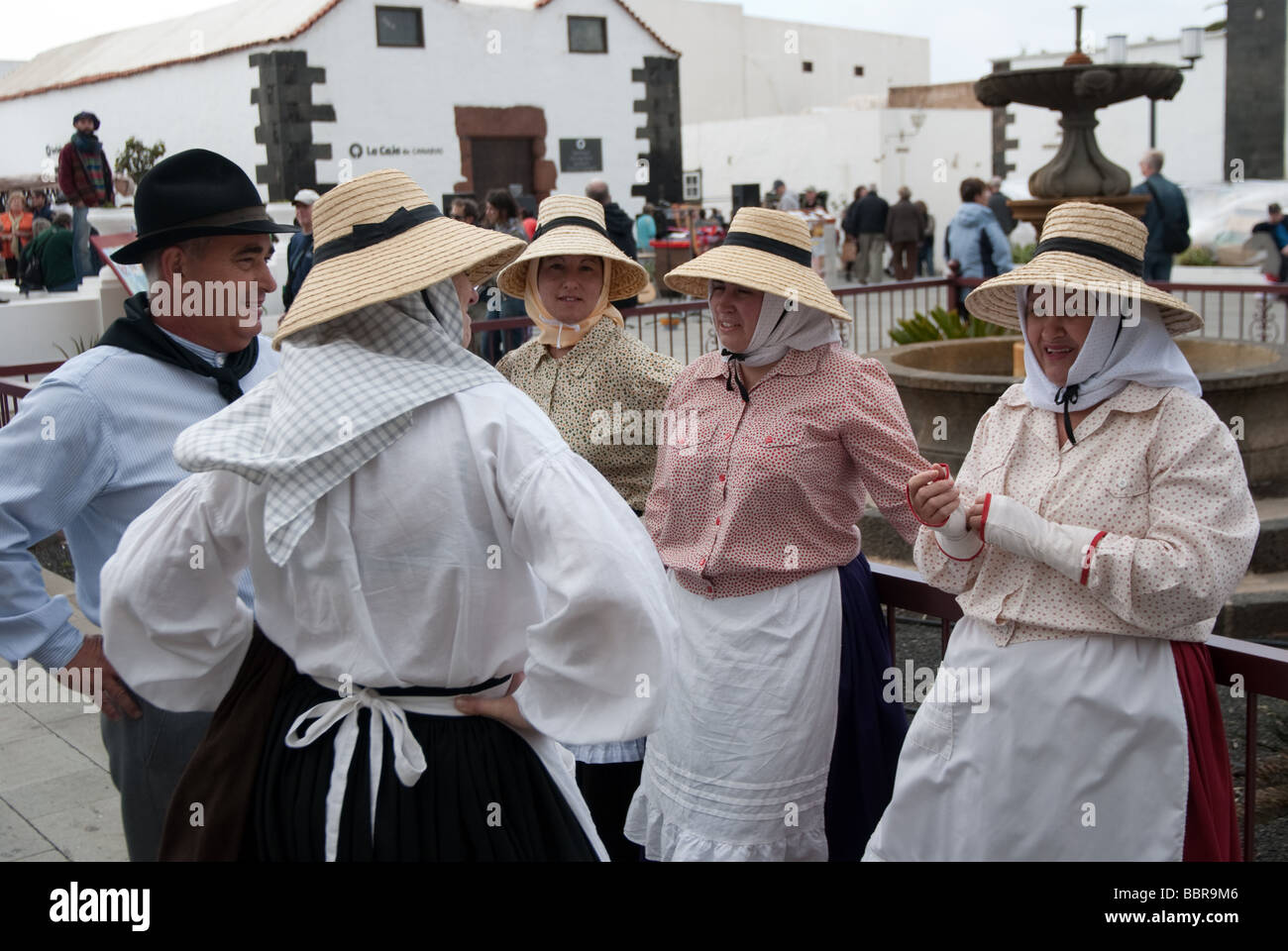 Folkloristische Tanzgruppe tragen traditionelle Kleider Teguise  Lanzarote-Kanarische Inseln-Spanien Stockfotografie - Alamy