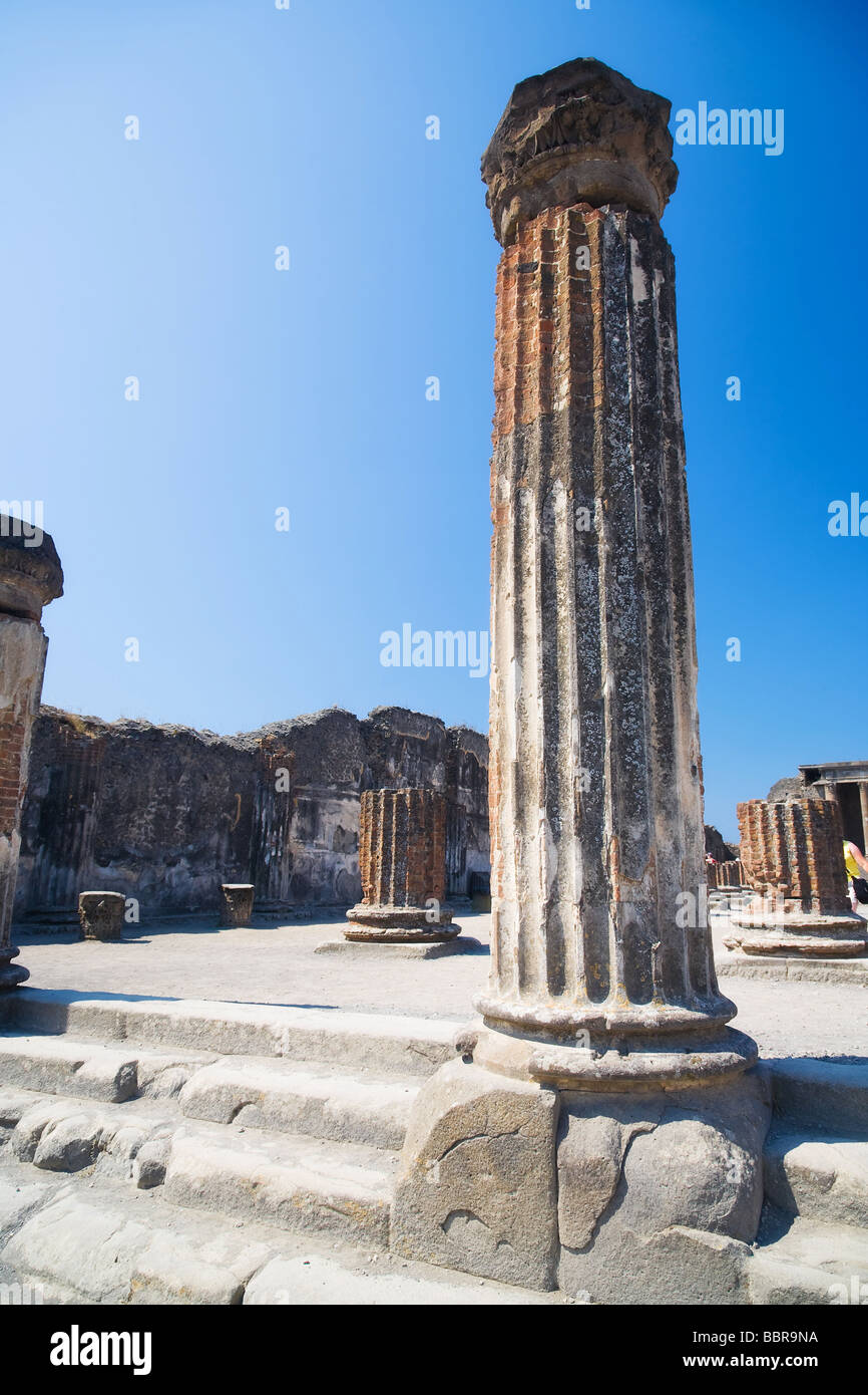 Antike Säule auf blauen Himmelshintergrund Pompeji-Italien Stockfoto
